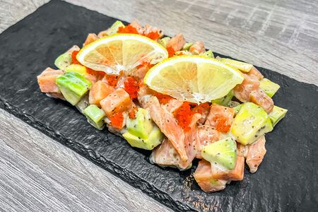 Тартар из лосося с авокадо в ореховом соусе