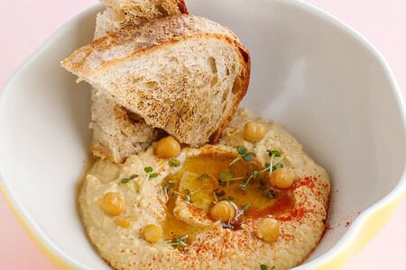 Хумус с зерновым хлебом