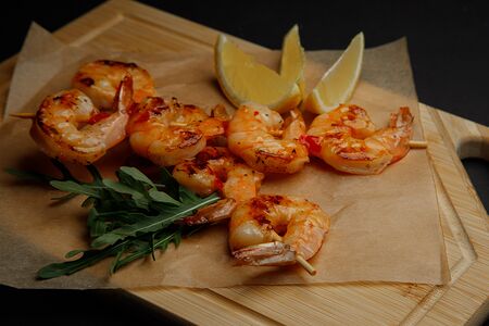 Тигровые креветки на шпажках