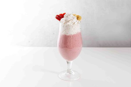 Клубнично-банановый милкшейк