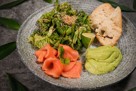 Лосось с гуакамоле