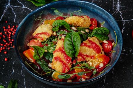 Салат с жареным камамбером и малиновым соусом