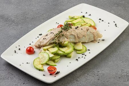 Судак с цукини в сливочном соусе