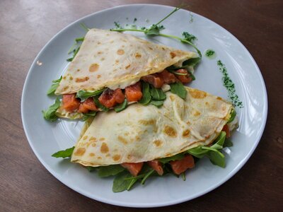 Блинчики с красной рыбой, творожным сыром и рукколой