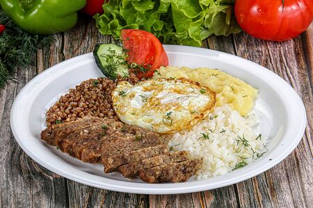 Бифштекс с гарниром