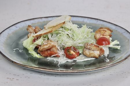 Салат Цезарь с креветками