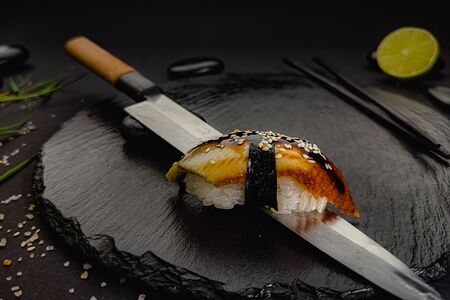 Суши с угрём