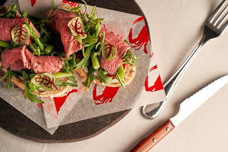 Брускетта с ростбифом