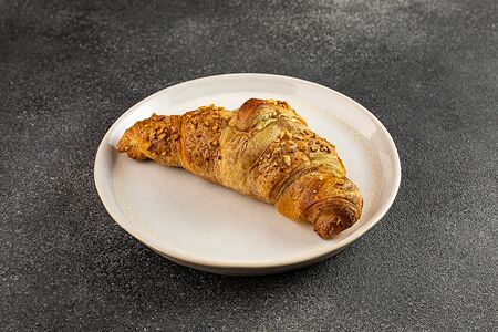 Круассан с шоколадом и орехом