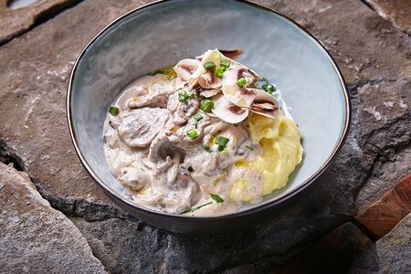 Бефстроганов с картофельным пюре