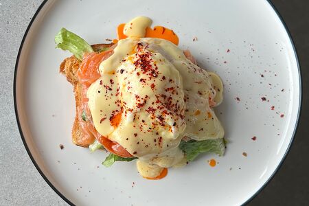 Бенедикт с лососем на бриоши