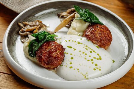 Котлета из индейки с жареными вешенками