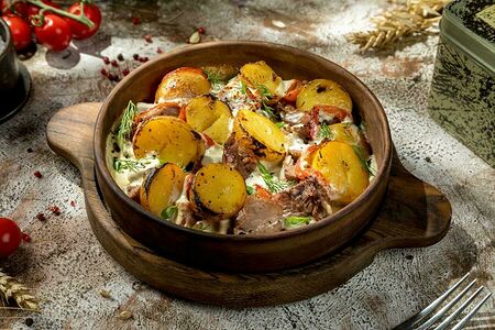 Томленый ягненок с молодым картофелем, печеным перцем в сливочном соусе