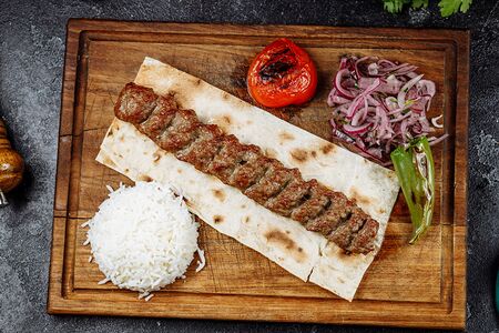 Урфа-кебаб с гарниром