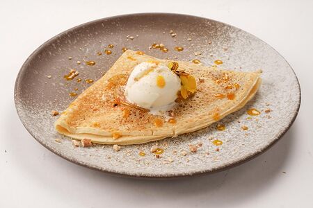 Блин с карамелизированным яблоком и мороженым