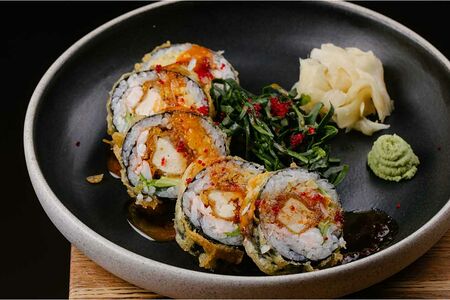 Тёплый ролл с тигровой креветкой, авокадо и мягким тофу