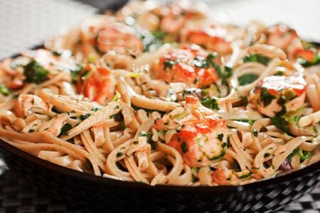 Wok с лососем