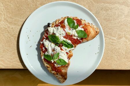 Кальцоне с рикоттой и пеперони