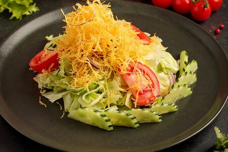 Салат из овощей с картофелем фри