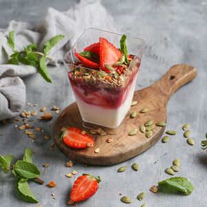 Բնական յոգուրտ գրանոլայով և սեզոնային մրգերով