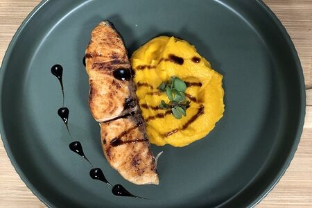 Сёмга с морковным кремом и кремом бальзамик