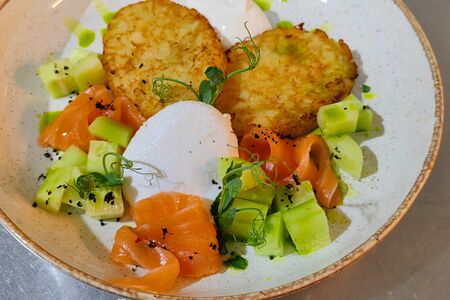 Хашбраун с лососем, огурцом, яйцом пашот и сметаной
