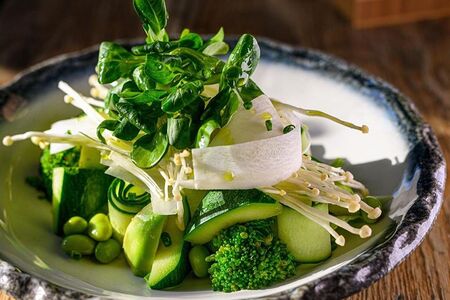 Зеленый салат с пряной заправкой