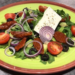 Салат из вяленых томатов с киноа