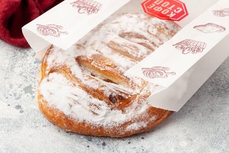 Слойка с творогом и клубникой