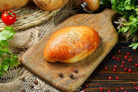 Печёный пирожок с картошкой