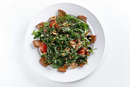 Теплый салат с рукколой и телятиной