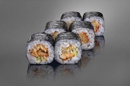 Ролл с копченым угрем и огурцом