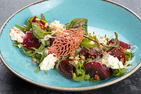 Салат с печёной свеклой и рикоттой