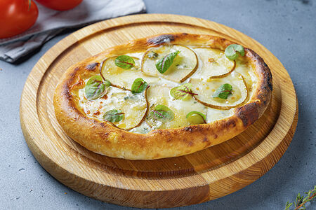 Пиццета с грушей и горгонзолой