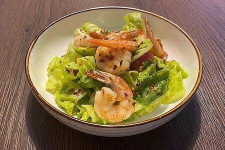 Салат с креветками и гуакамоле