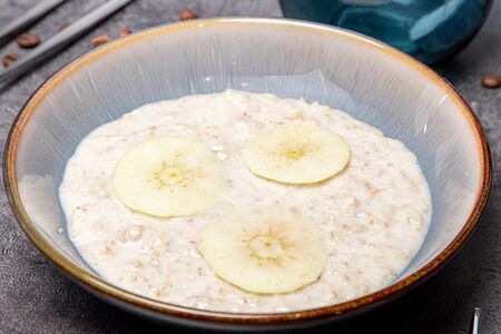 Каша овсяная с яблоками