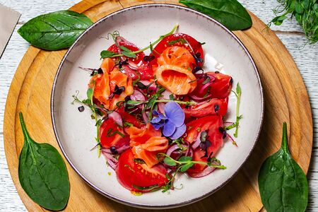 Томаты с семгой и базиликом