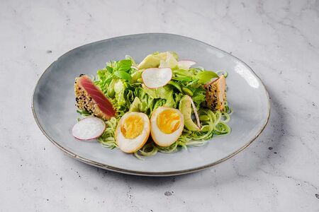 Салат с тунцом