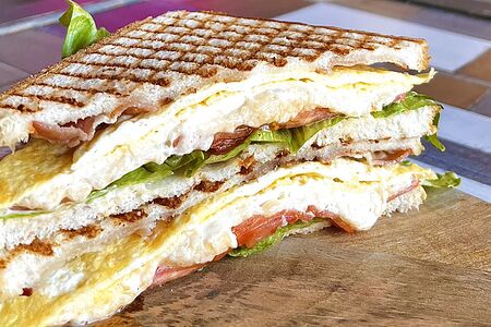 Сэндвич с беконом и яйцом