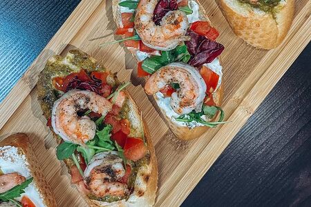 Брускетта с соусом песто и базиликом