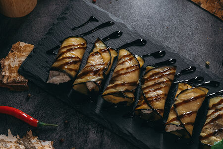 Рулетики из баклажанов с соусом бальзамическим