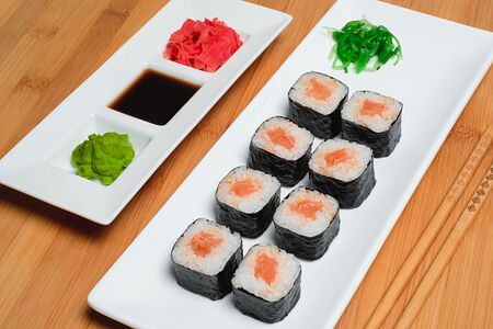 Ролл с острым лососем