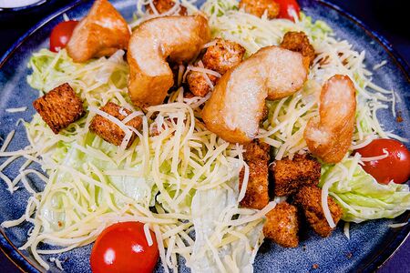 Салат Цезарь с курицей