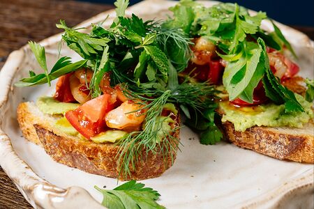 Брускетта с креветками и авокадо