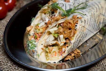 Шаверма с креветками и соусом том ям