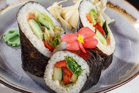 Буррито ролл веган с хрустящим луком и соусом чили