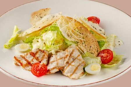 Салат Цезарь с курицей