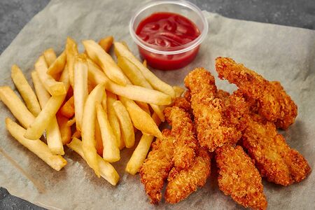 Стрипсы куриные с картофелем фри и соусом