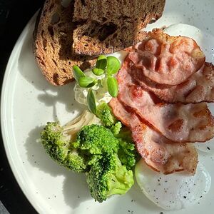 Яйца пашот с беконом и брокколи со сливочным муссом