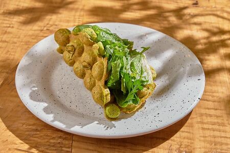 Гонконгская вафля зеленая с авокадо и зеленью